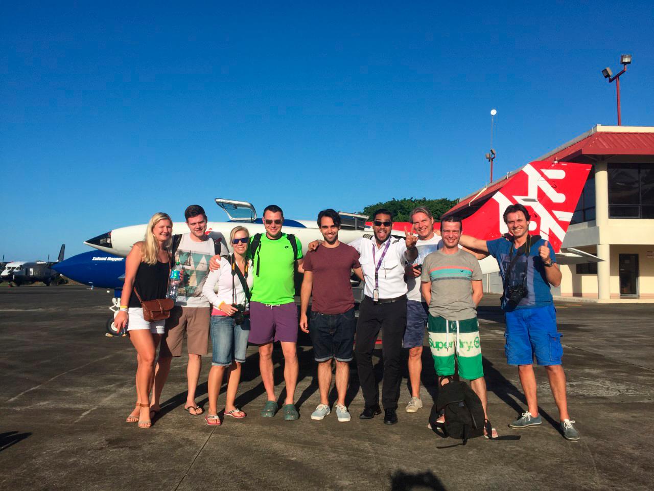 Turistas  transportados por Reef Jet posan para una fotografía en el aeródromo Arroyo Barril en 2018.