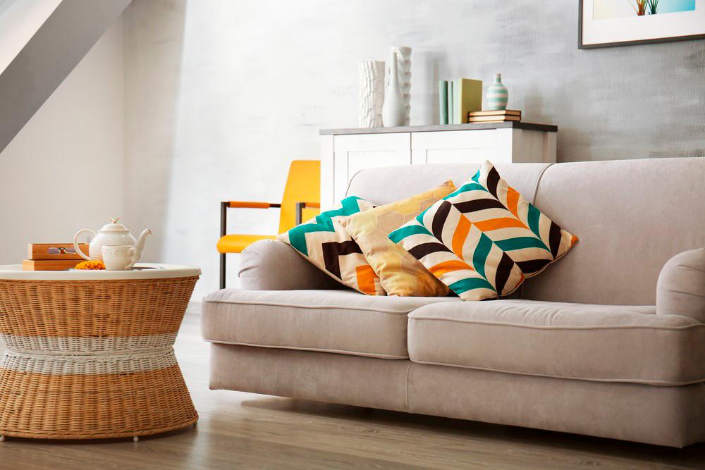 Cómo combinar los cojines para actualizar tu sofá