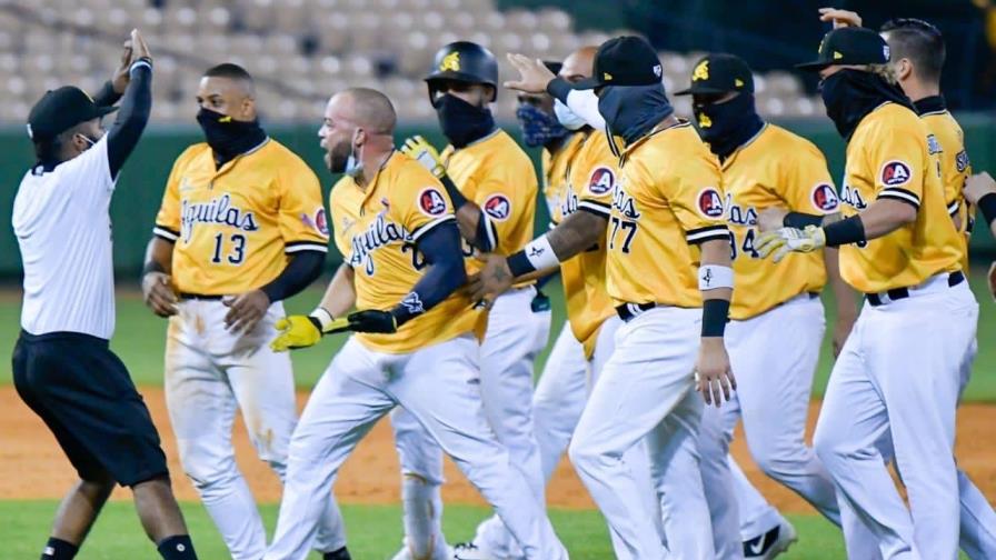 Las Águilas dejaron en el terreno a los Toros con hit de oro de Juan Carlos Pérez Las Águilas dejaron en el terreno a los Toros con hit de oro de Juan Carlos Pérez