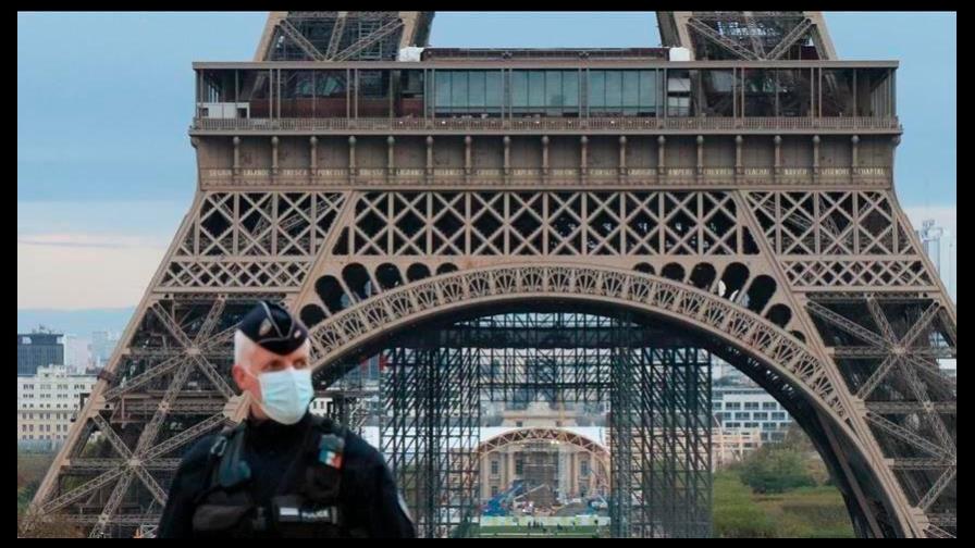 Francia agiliza su lucha contra la pandemia con un toque de queda ampliado