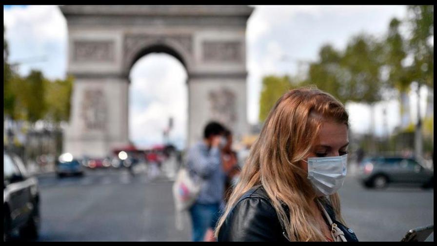 Francia cierra discotecas y limita festejos para salvar las fiestas navideñas