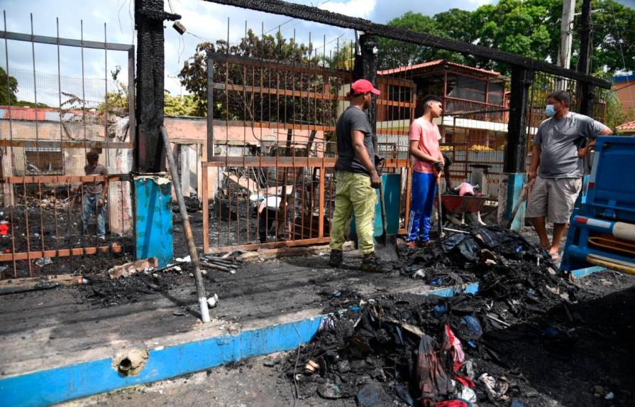 Fuego destruye tienda de electrodomésticos y ropa en Santiago