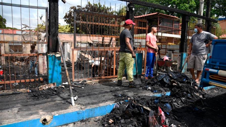 Fuego destruye tienda de electrodomésticos y ropa en Santiago