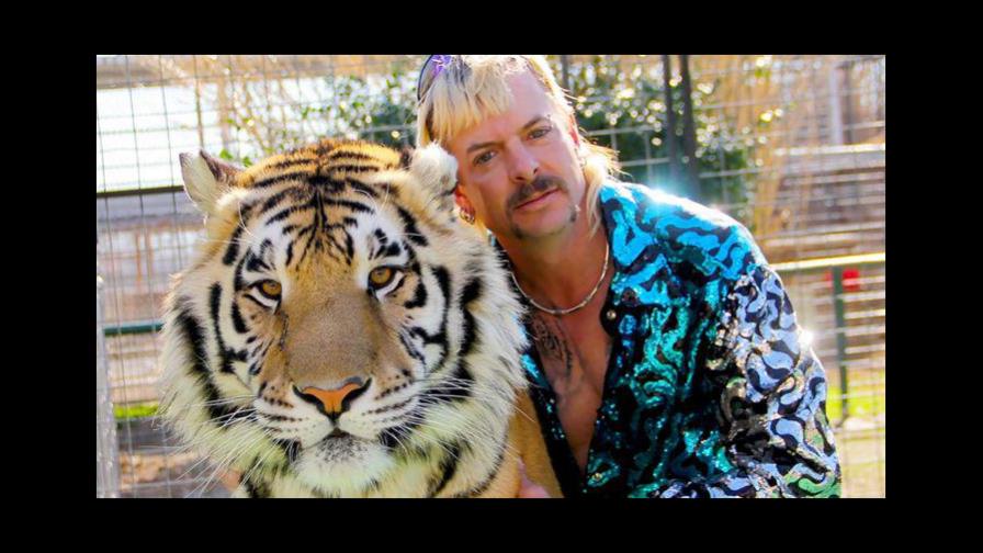Una multitud de personas acude a la reapertura del zoo de Tiger King Una multitud de personas acude a la reapertura del zoo de Tiger King