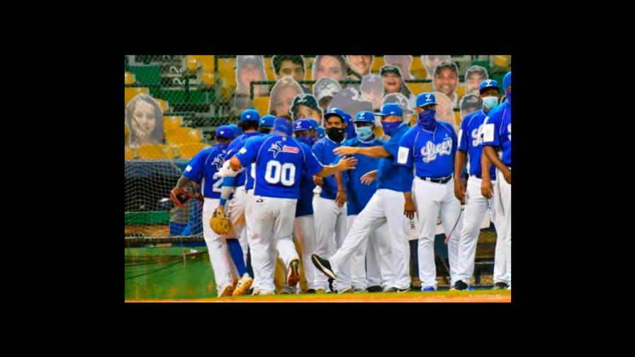 Fanáticos Licey con grito al cielo