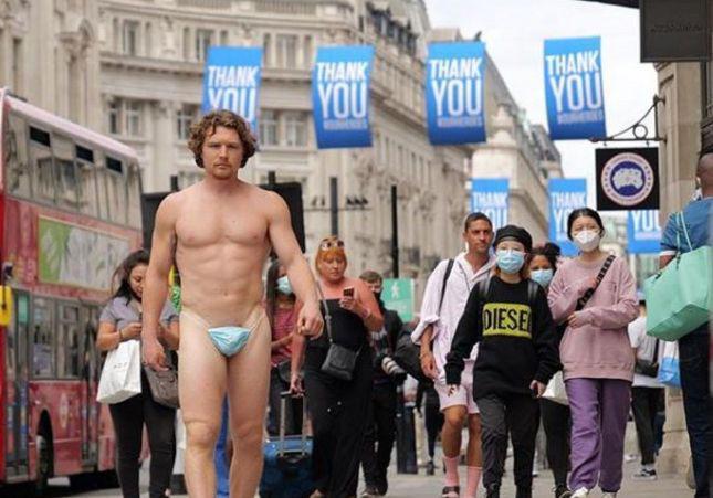 El hombre que paseaba desnudo por la calle, con mascarilla, es un famoso youtuber