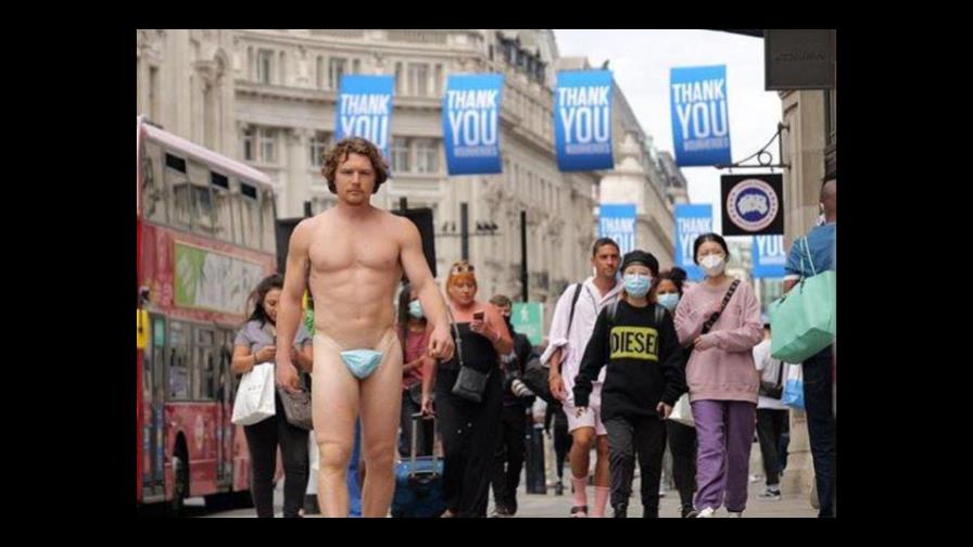 El hombre que paseaba desnudo por la calle, con mascarilla, es un famoso youtuber