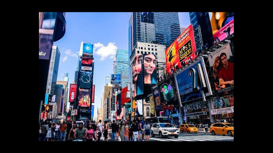 Una mujer muere en Times Square al caerle escombros de la fachada de edificio