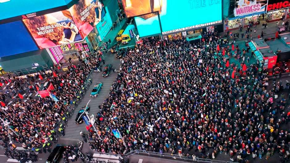 Miles de personas piden el juicio político a Trump en Times Square de Nueva York