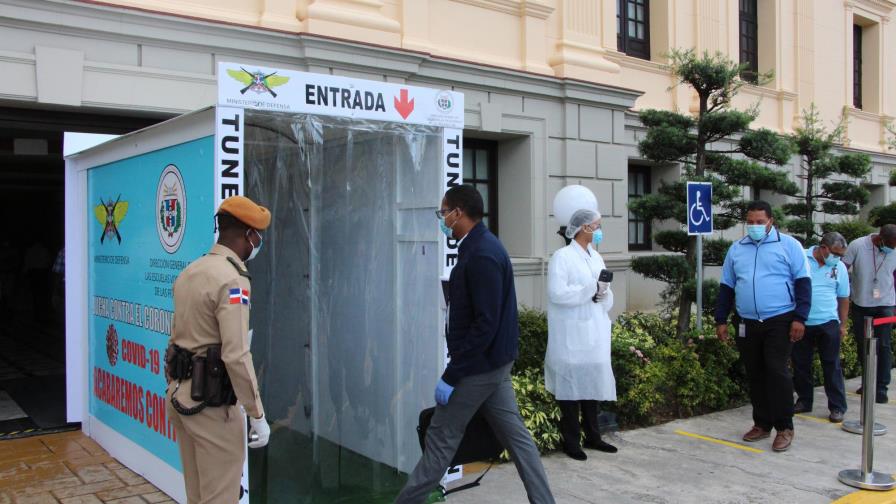 Instalan túnel sanitizante contra el COVID-19 en el Palacio Nacional