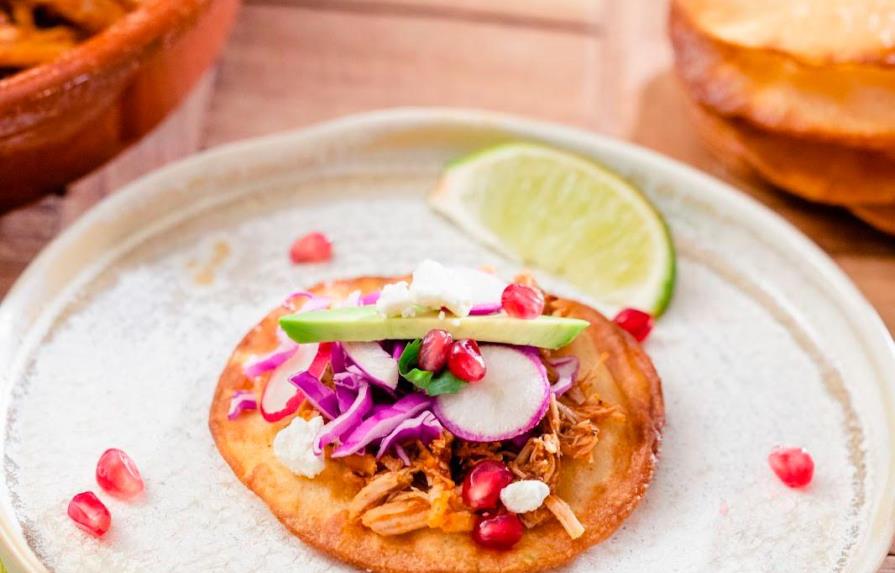 Tostadas de tinga de cerdo, una receta ideal para las celebraciones navideñas