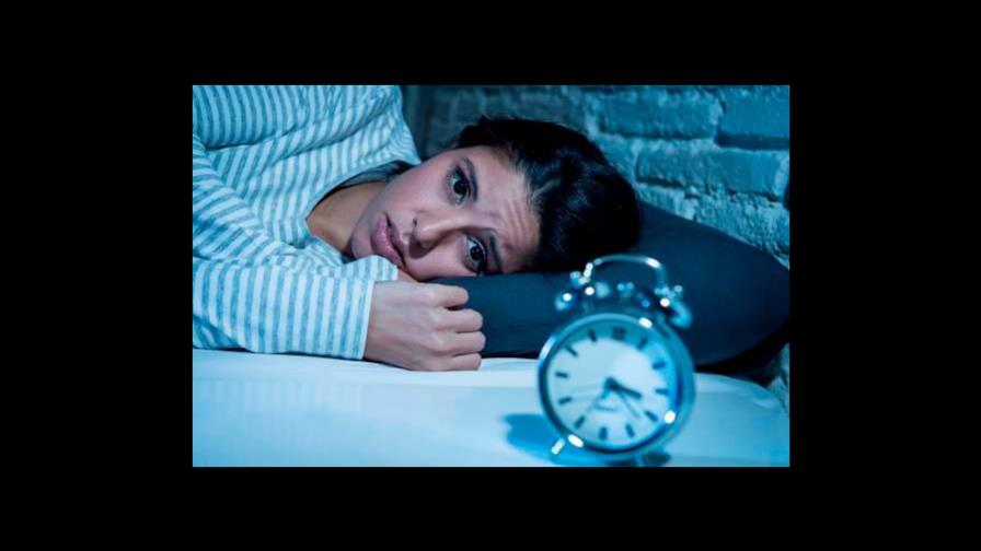 Lo perdonó, pero la infidelidad no la deja dormir