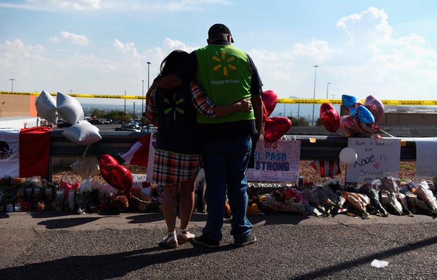 Mexicanos supervivientes de tiroteo de El Paso (Texas) denuncian a Walmart