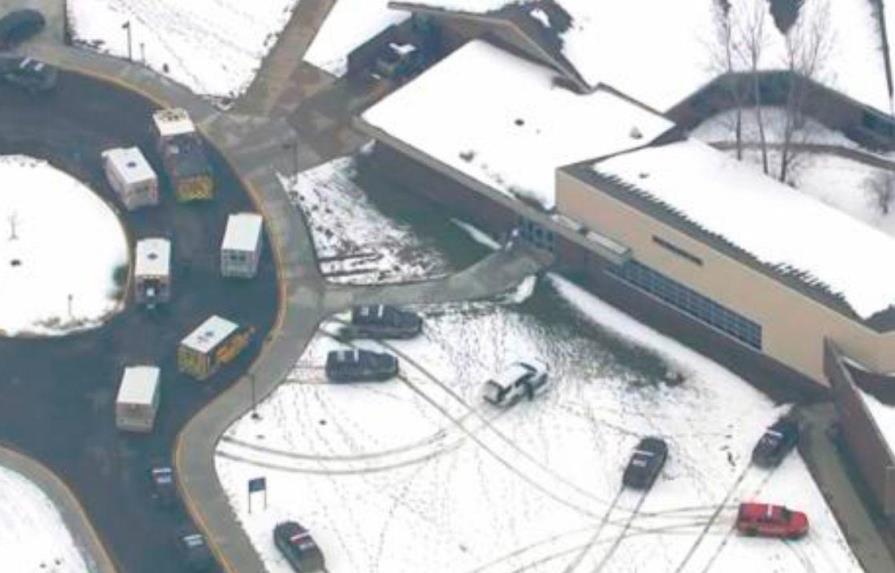 Tres alumnos muertos a tiros en escuela en Michigan