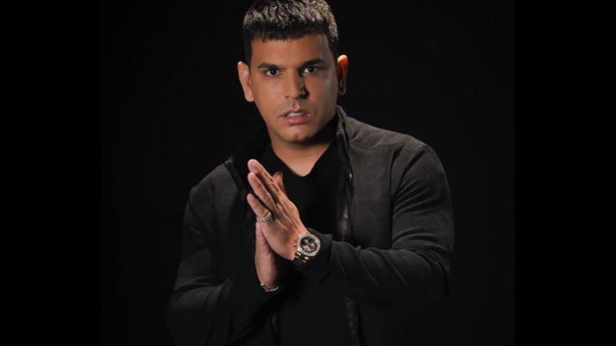 Detienen al cantante Tito El Bambino por conducir una cuatrimoto en la calle