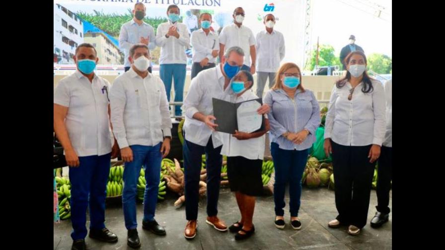 Abinader entrega 650 títulos de propiedad en Azua