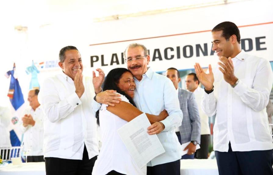 Danilo Medina entrega 3,186 títulos a parceleros y a residentes de Hato Mayor y El Seibo