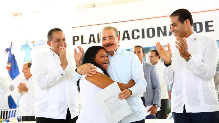 Danilo Medina entrega 3,186 títulos a parceleros y a residentes de Hato Mayor y El Seibo