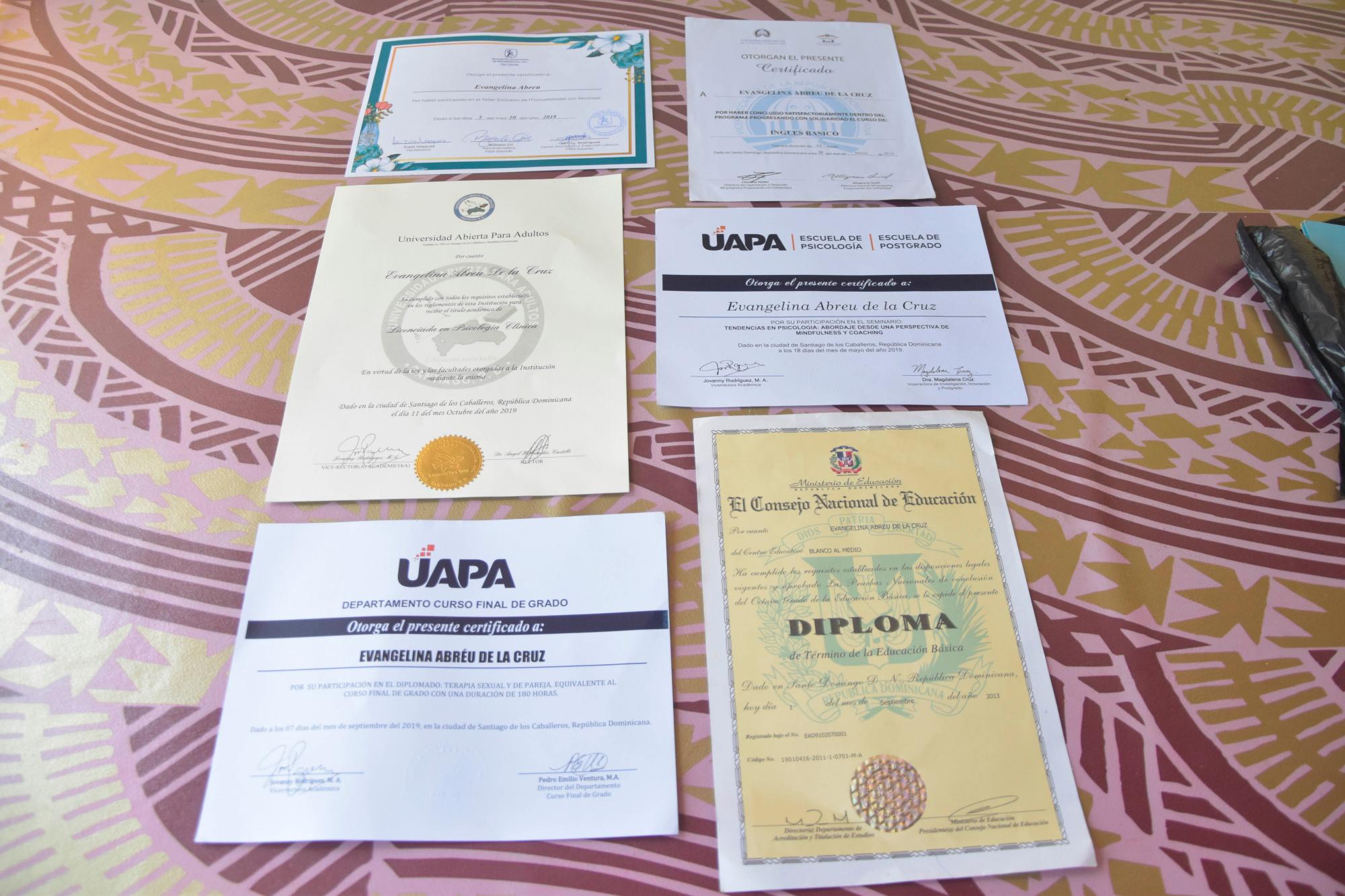 Certificados académicos obtenidos por Evangelina.