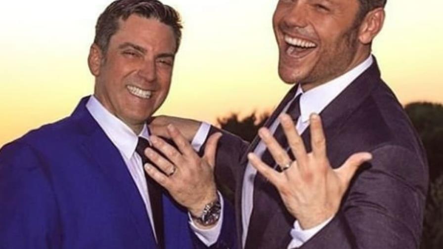 Cantante italiano Tiziano Ferro se casa con su novio Victor Allen