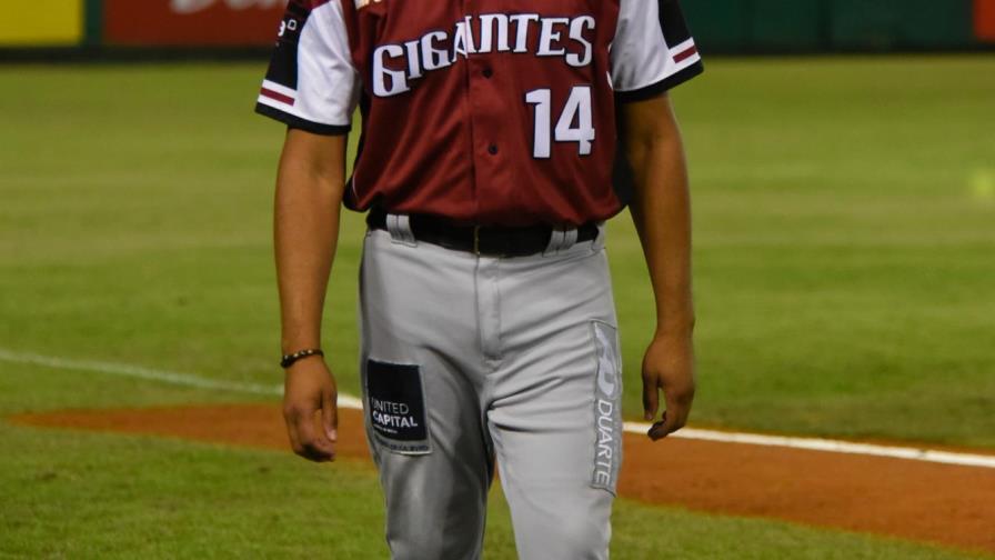 TJ Peña ensaya para tomar el listón de su padre, desde el banquillo