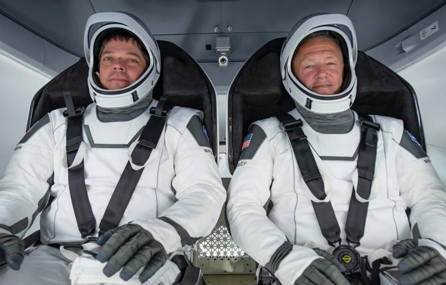 SpaceX espera llevar primeros turistas al espacio a fines de 2021