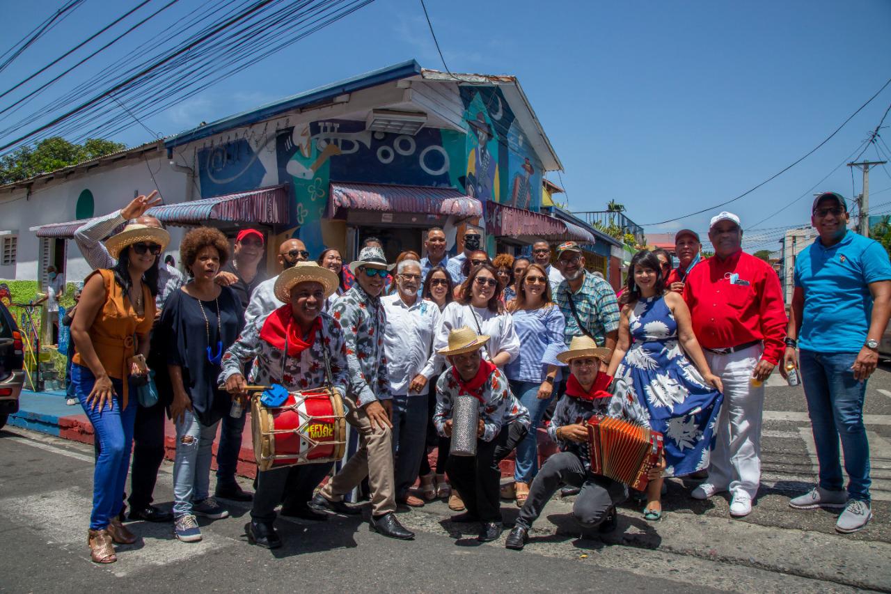 Toda la delegación de Acroarte en los murales del barrio Los Pepines de Santiago. Foto: Andrickson Carvajal