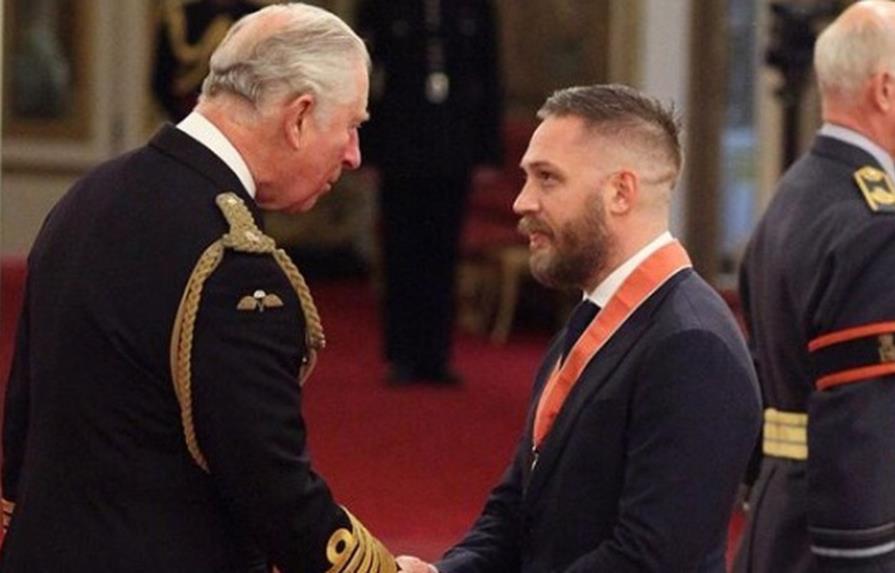 Tom Hardy recibe reconocimiento en el Palacio de Buckingham