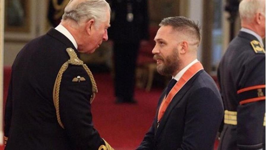 Tom Hardy recibe reconocimiento en el Palacio de Buckingham