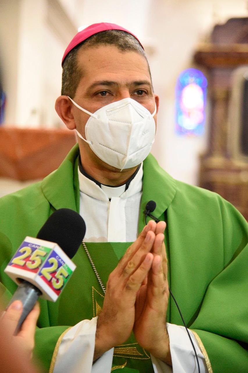 Obispo auxiliar de Santiago critica descontrol ciudadano durante la pandemia 