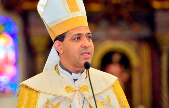 Obispo auxiliar de Santiago exige presidente Abinader continúe cancelando servidores públicos corruptos