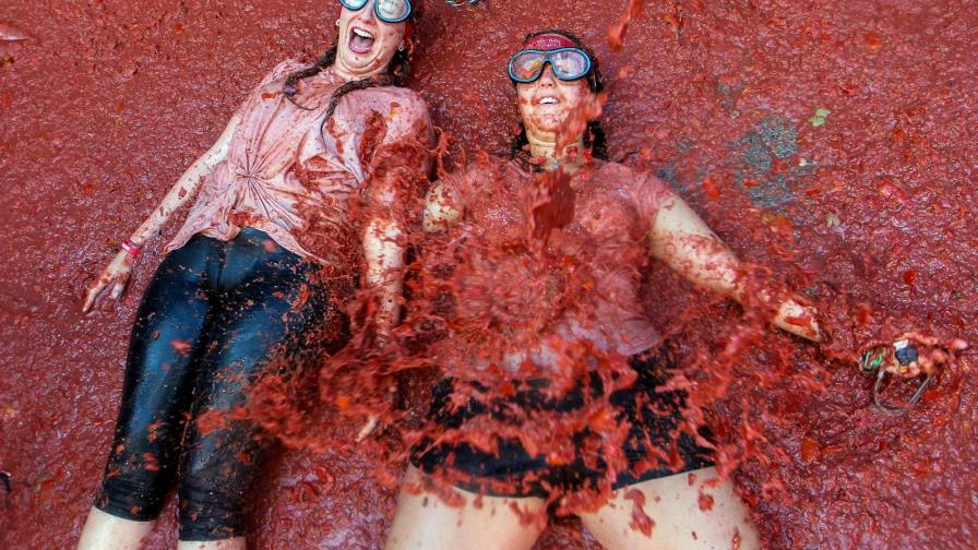 Miles bañados en pulpa roja en la batalla española Tomatina