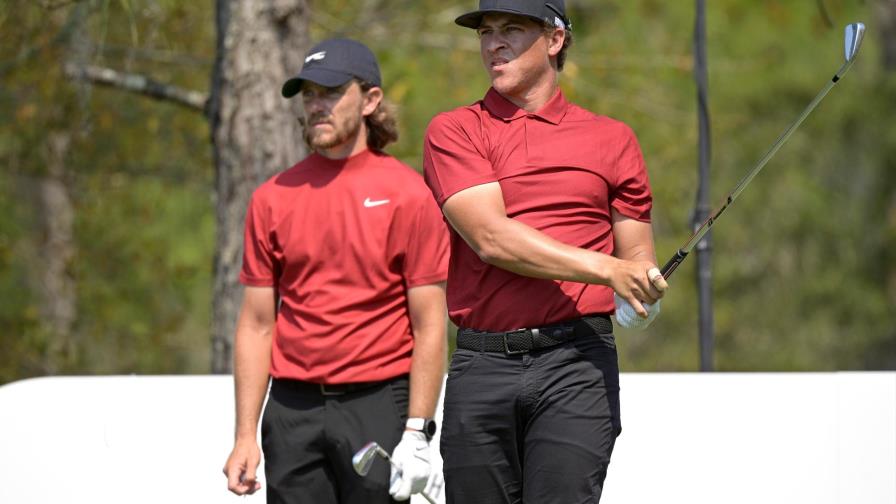 Golfistas se visten de rojo en honor a Tiger Woods en torneo PGA Tour