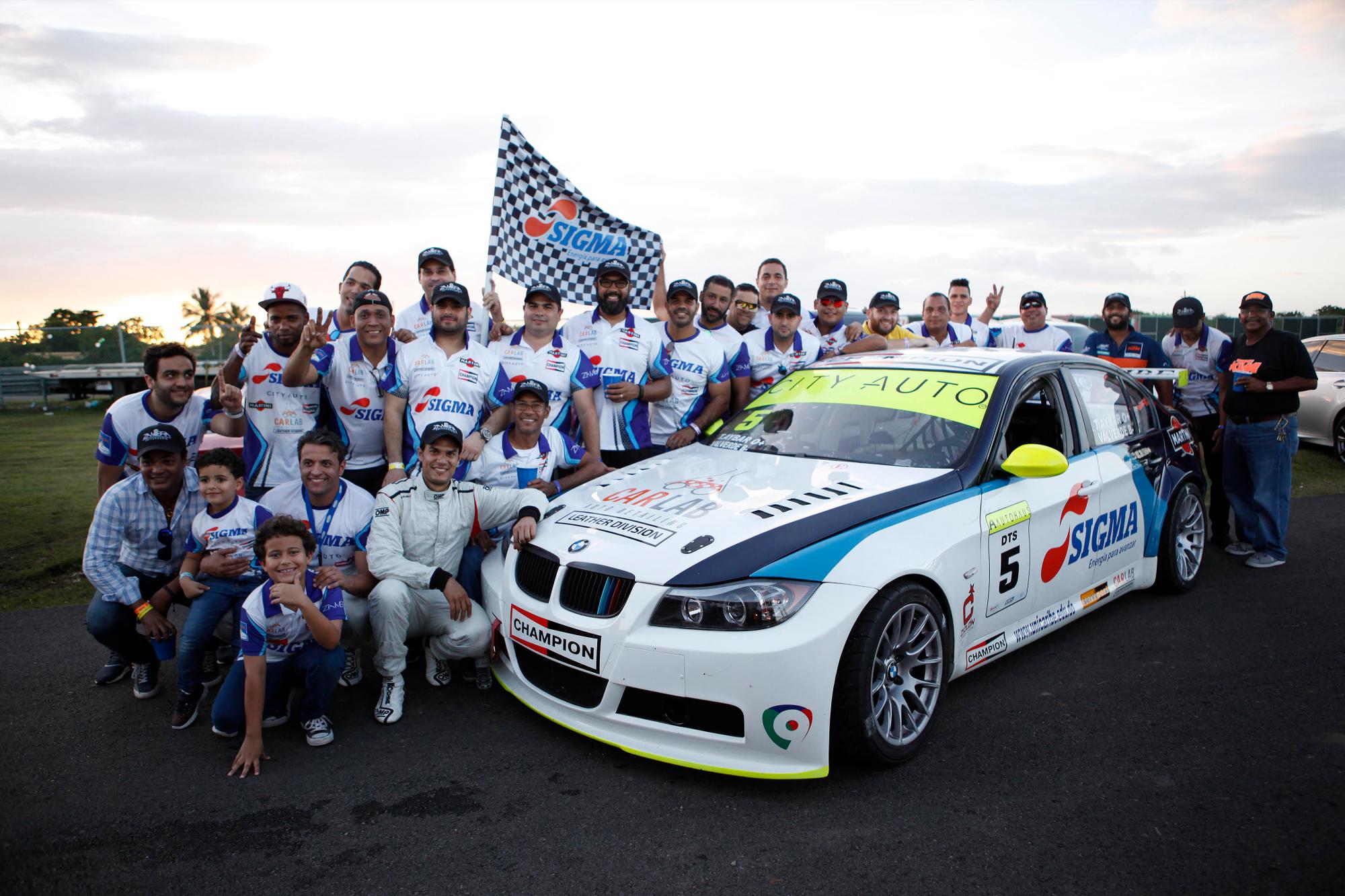 Tonino, junto a su exitoso Team Carlab Motorsports, celebrando la obtención de una corona DTS.