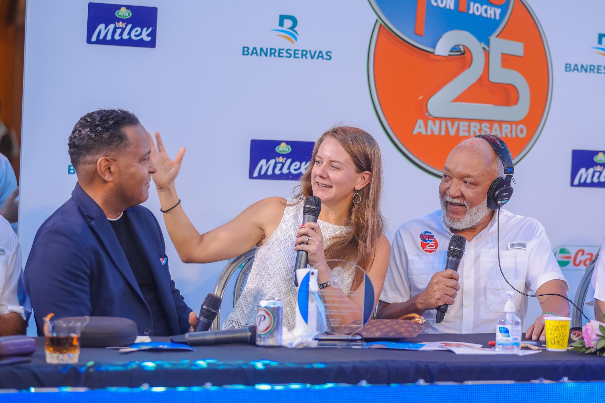 Tony Dandrades, su esposa Amy Rose y Jochy Santos. 