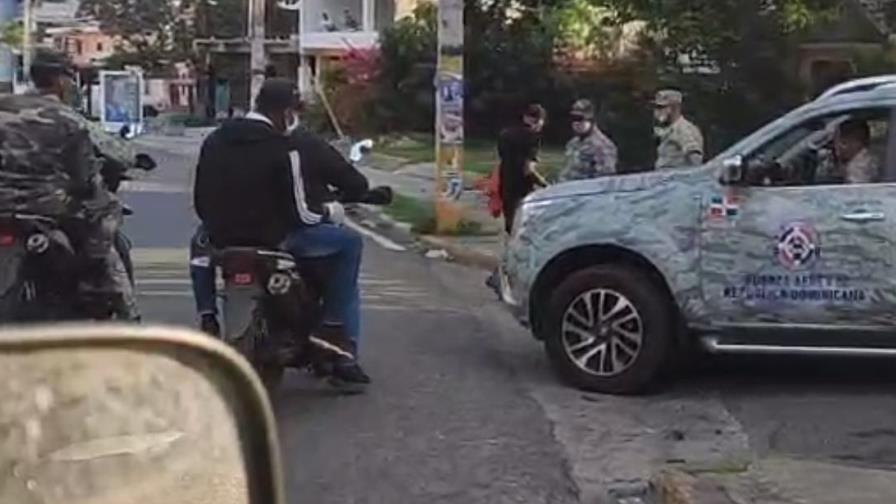 En vivo | Policías y militares en las calles a hacer cumplir el toque de queda