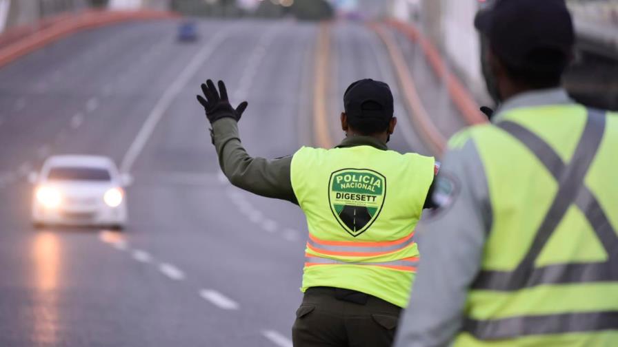 Policías comenzaron toque de queda 2 horas después este domingo