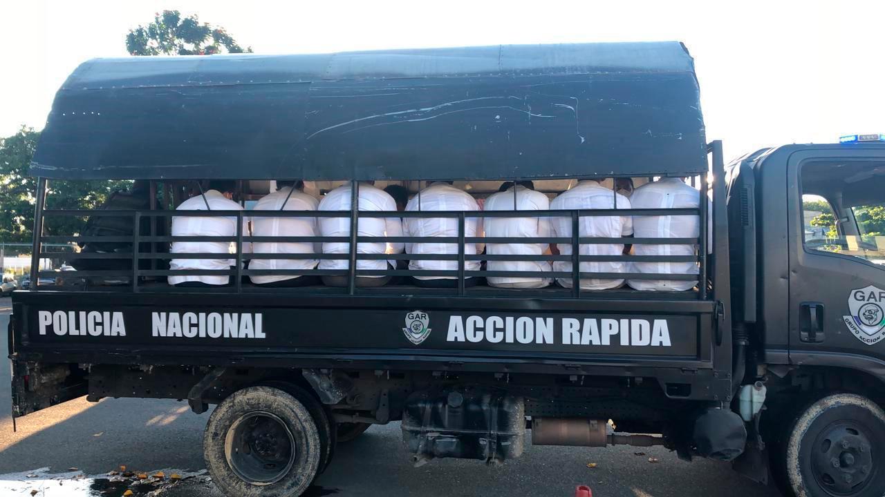 Los detenidos en Santiago y en Moca dentro de una guagua llamada “perrera” de la Policía Nacional después de participar en una boda.