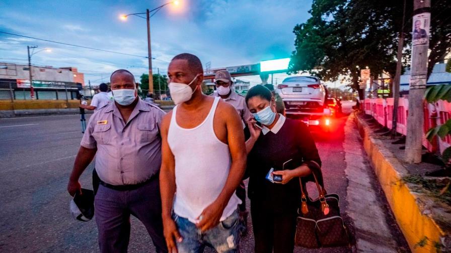 Cierran 58 negocios y detienen 1,436 personas en el primer día del toque de queda 