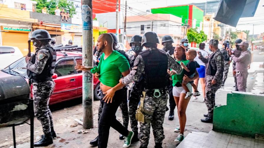 Bombas lacrimógenas, pleitos y hasta un accidente de tránsito durante toque de queda Bombas lacrimógenas, pleitos y hasta un accidente de tránsito durante toque de queda