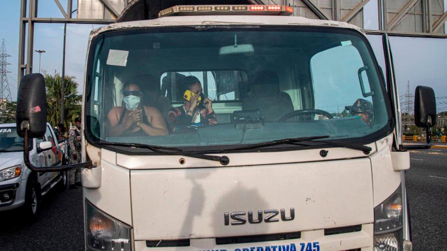Personas rebeldes y llamadas telefónicas a “jefes” en toque de queda de este domingo Personas rebeldes y llamadas telefónicas a “jefes” en toque de queda de este domingo