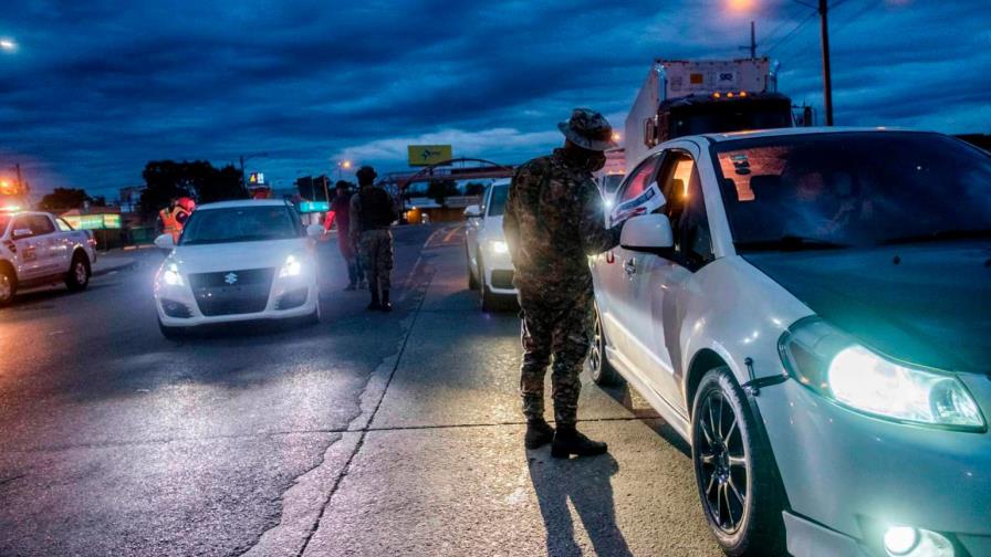 Policías matan un hombre tras no detenerse durante toque de queda Policías matan un hombre tras no detenerse durante toque de queda