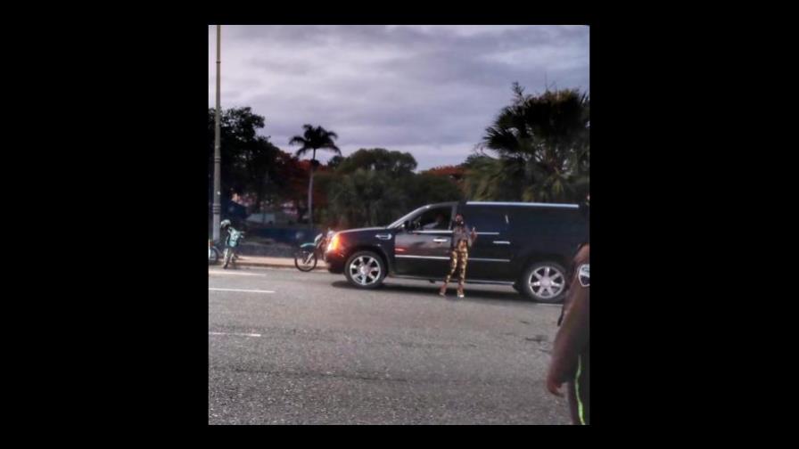 Dos mujeres se atrincheran dentro de yipeta para evitar ser detenidas en toque de queda