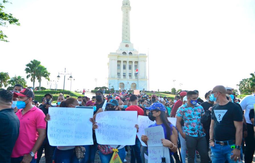 Cientos exigen en Santiago eliminar el toque de queda