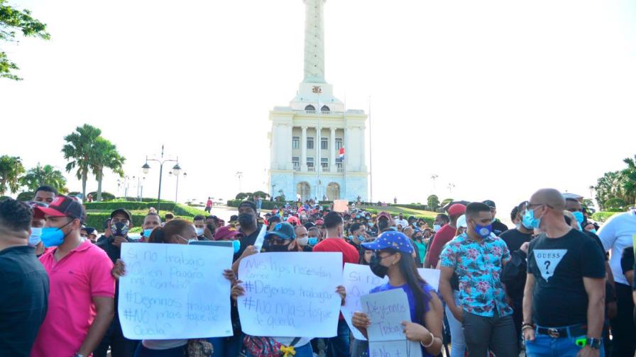 Cientos exigen en Santiago eliminar el toque de queda