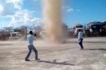 Hombres corren despavoridos ante fuerte torbellino de arena en Montecristi