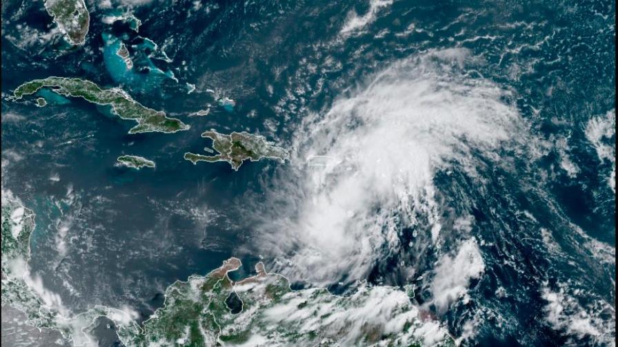 Apagón eléctrico en Puerto Rico mientras espera la llegada del ciclón este miércoles 