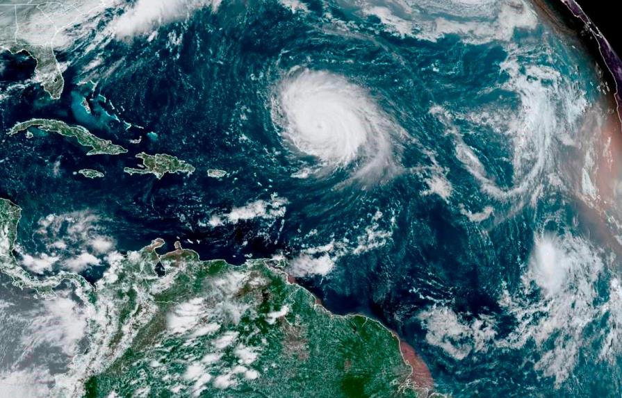 La tormenta tropical Sam continúa fortaleciéndose en aguas del Atlántico