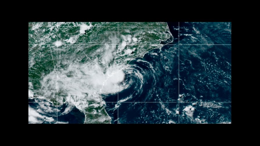 Tormenta tropical Danny toca tierra en la costa de Carolina del Sur, en EEUU