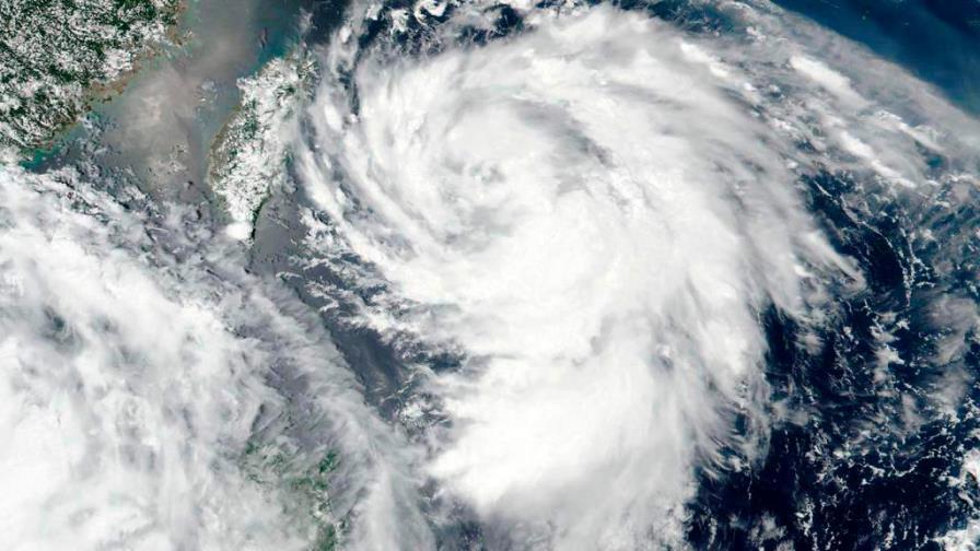 Josephine se rebaja a depresión tropical y no supone amenaza en el Caribe